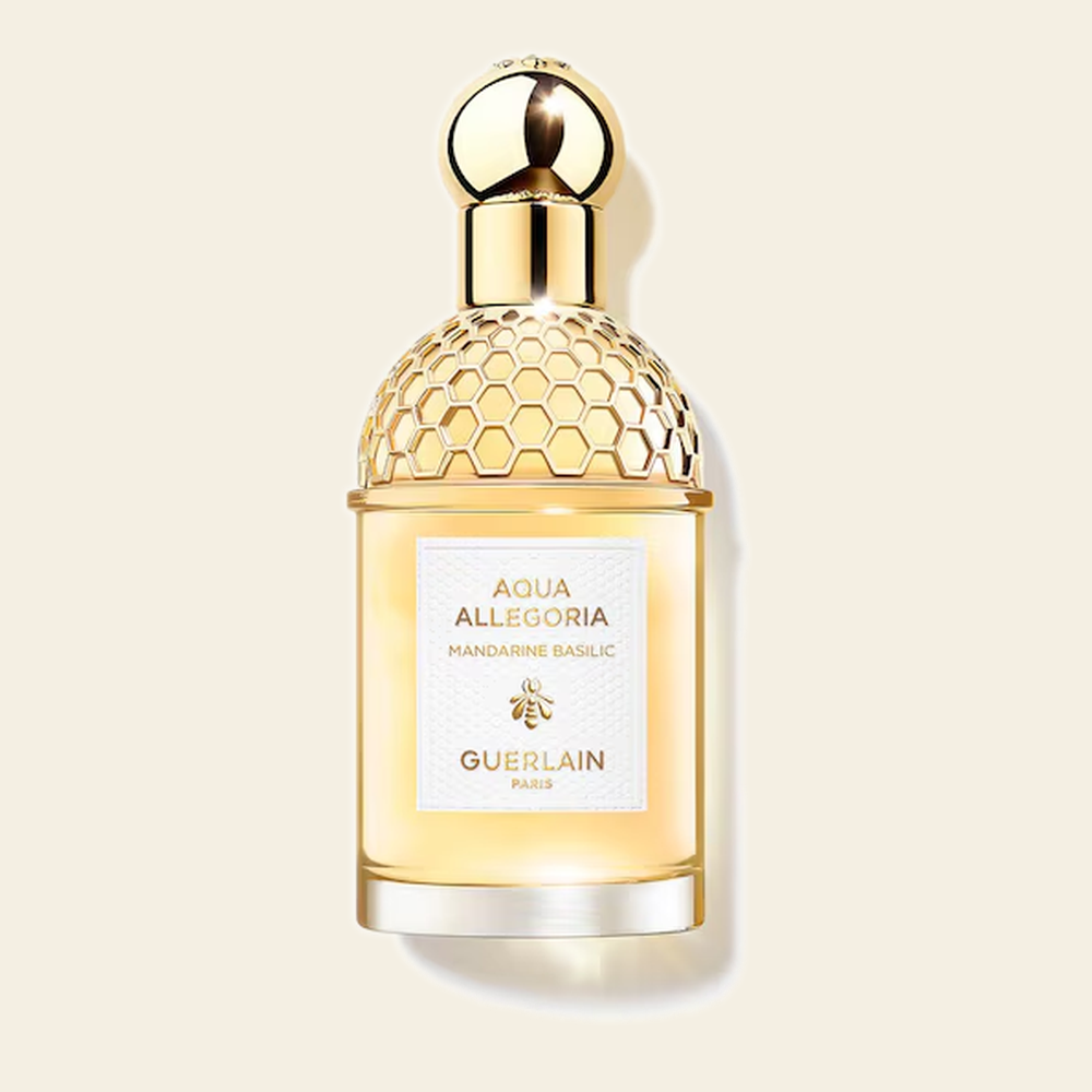 Flacon de parfum Aqua Allegoria Forte Mandarine Basilic par Guerlain sur fond ivoire
