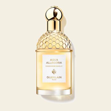 Flacon de parfum Aqua Allegoria Forte Mandarine Basilic par Guerlain sur fond ivoire