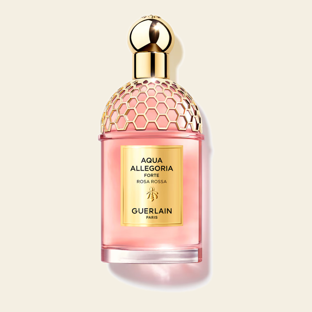 Flacon de parfum Aqua Allegoria Rosa Rossa par Guerlain sur fond ivoire