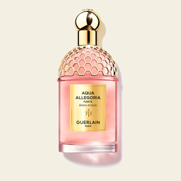Flacon de parfum Aqua Allegoria Rosa Rossa par Guerlain sur fond ivoire