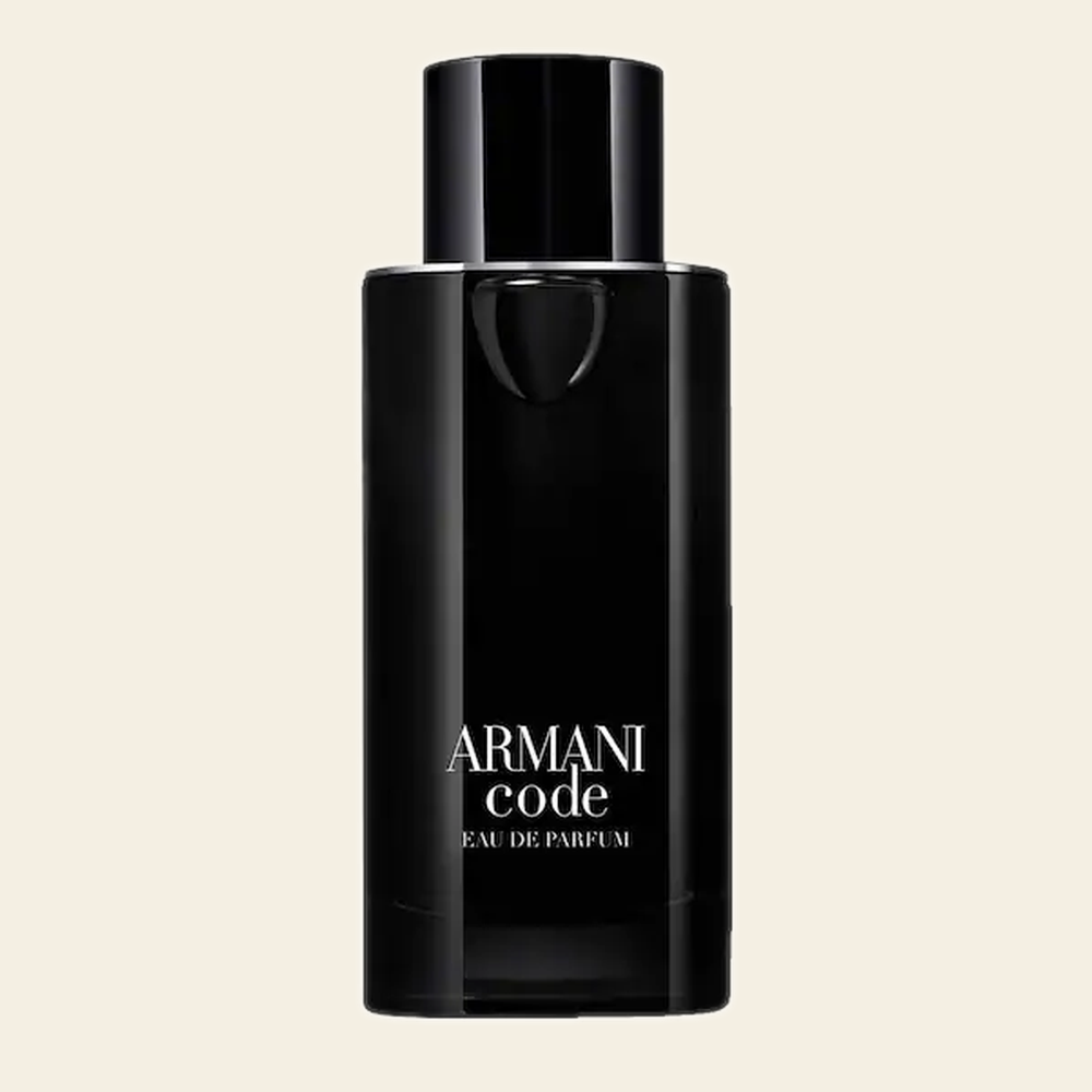 Flacon de parfum Armani Code Eau de Parfum par Armani sur fond ivoire