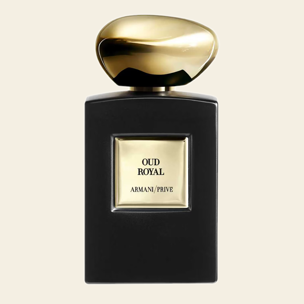 Flacon de parfum Oud Royal Armani Privé par Armani sur fond ivoire