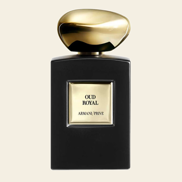 Flacon de parfum Oud Royal Armani Privé par Armani sur fond ivoire
