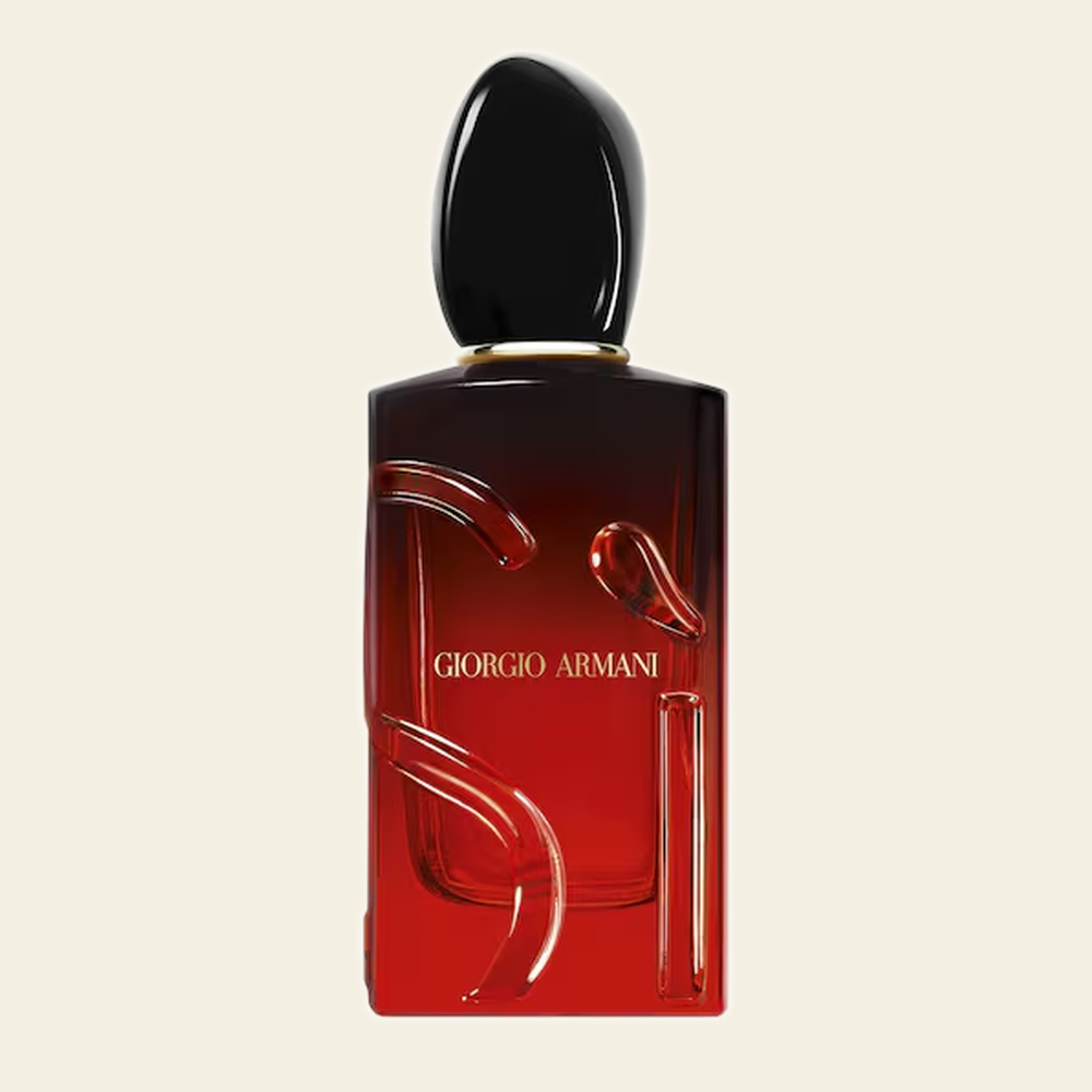 Flacon de parfum Sì Passione Intense par Armani sur fond ivoire