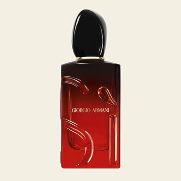 Flacon de parfum Sì Passione Intense par Armani sur fond ivoire