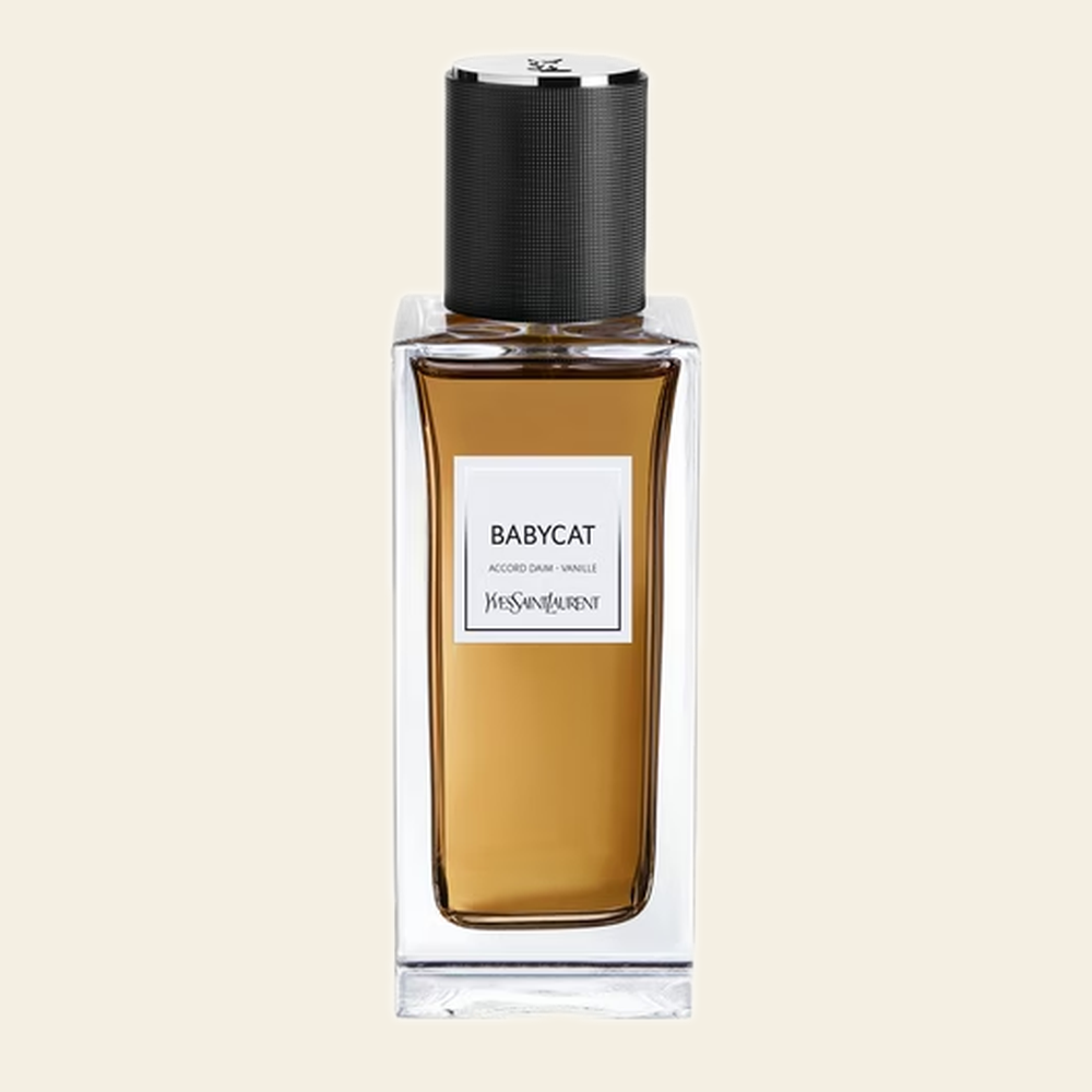 Flacon de parfum Babycat par Yves Saint Laurent sur fond ivoire