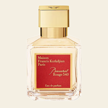 Flacon de parfum Baccarat Rouge 540 par Maison Francis Kurkdjian sur fond ivoire