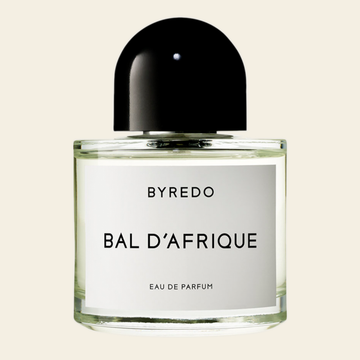 Flacon de parfum Bal d'Afrique par Byredo sur fond ivoire