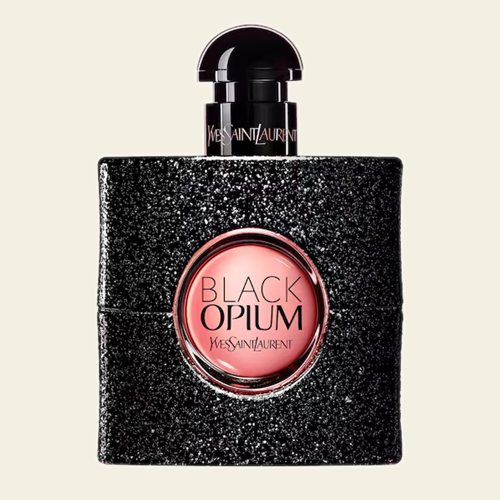 Flacon de parfum Black Opium par Yves Saint Laurent sur fond ivoire