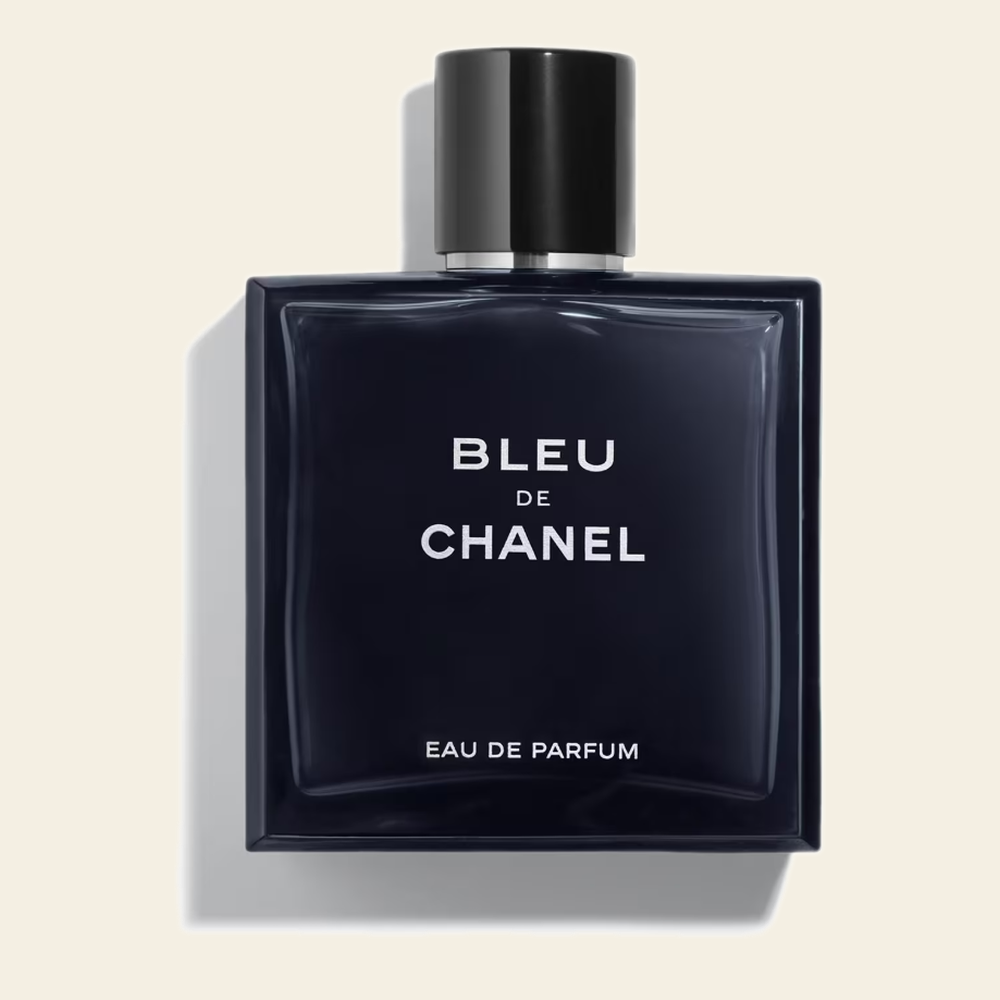Flacon de parfum Bleu de Chanel Eau de Parfum sur fond ivoire