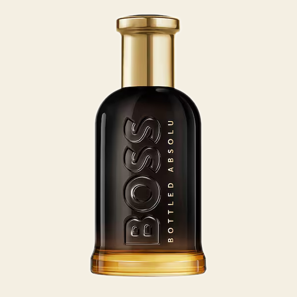 Flacon de parfum Bottled Absolu par Hugo Boss sur fond ivoire
