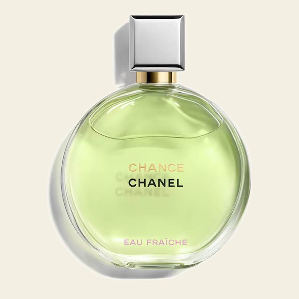 Flacon de parfum Chance Eau Fraiche par Chanel sur fond ivoire