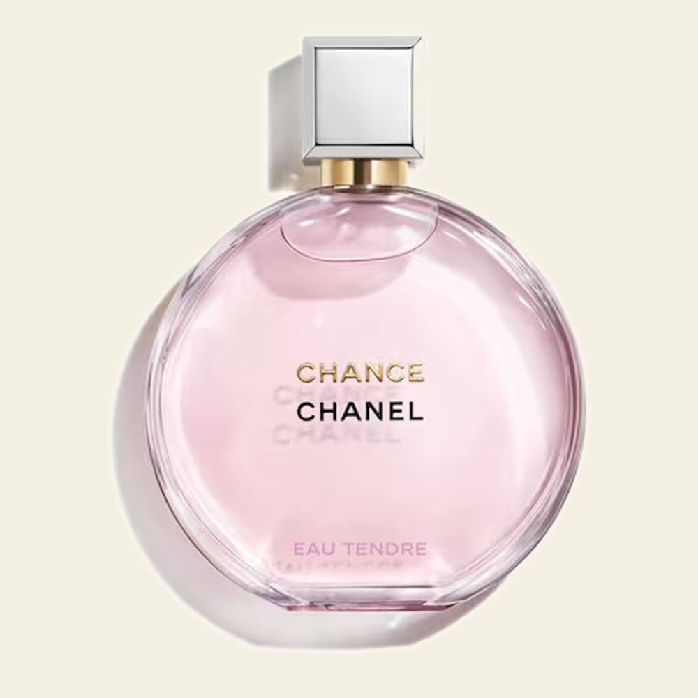 Flacon de parfum Chance Eau Tendre par Chanel sur fond ivoire