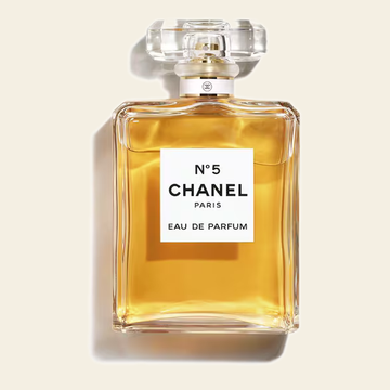 Flacon de parfum Chanel No 5 sur fond ivoire