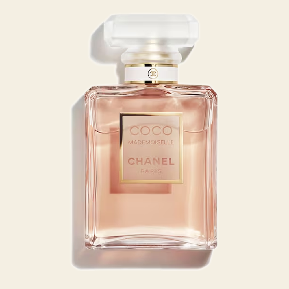 Flacon de parfum Coco Mademoiselle par Chanel sur fond ivoire