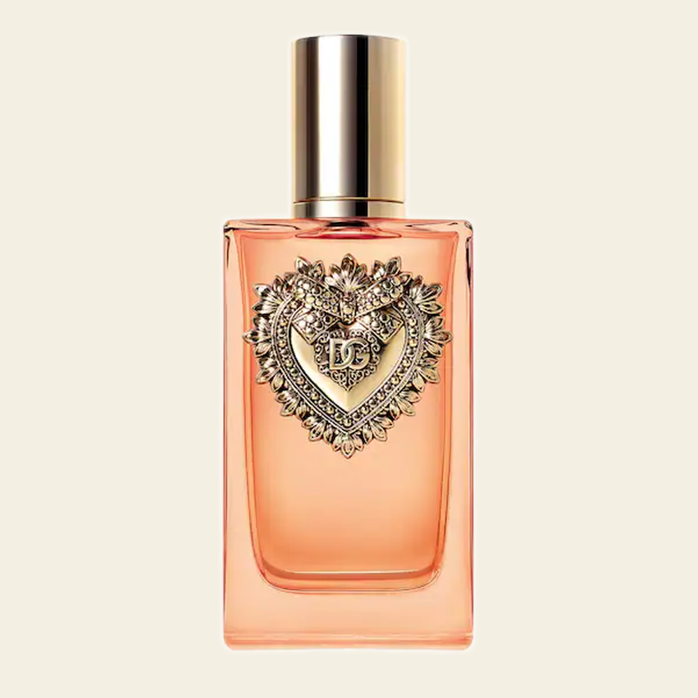 Flacon de parfum Devotion Intense par Dolce & Gabbana sur fond ivoire