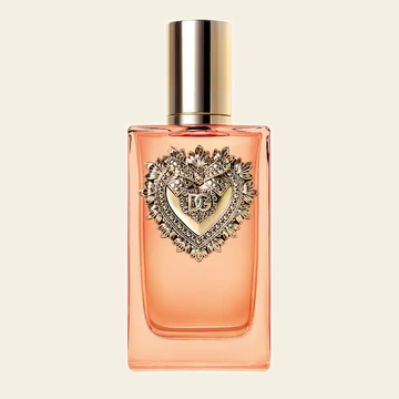 Flacon de parfum Devotion Intense par Dolce & Gabbana sur fond ivoire