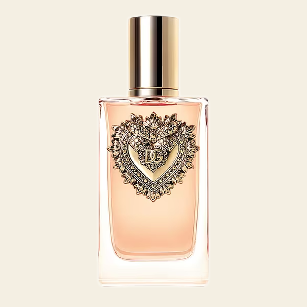 Flacon de parfum Devotion par Dolce & Gabbana sur fond ivoire