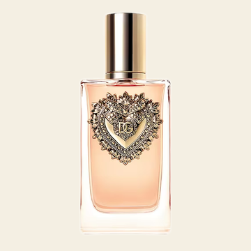 Flacon de parfum Devotion par Dolce & Gabbana sur fond ivoire