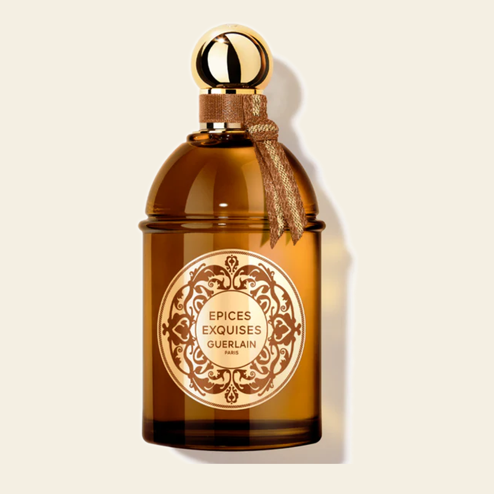 Flacon de parfum Épices Exquises par Guerlain sur fond ivoire