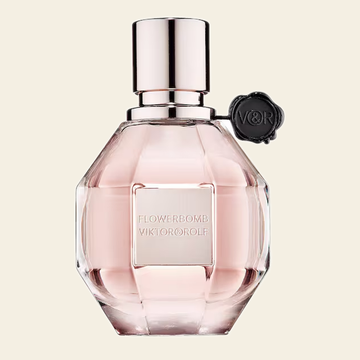 Flacon de parfum Flowerbomb par Viktor&Rolf sur fond ivoire