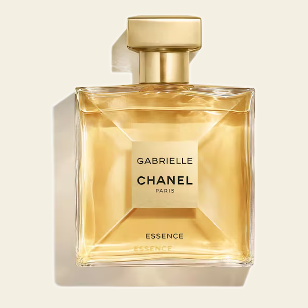Flacon de parfum Gabrielle Essence par Chanel sur fond ivoire
