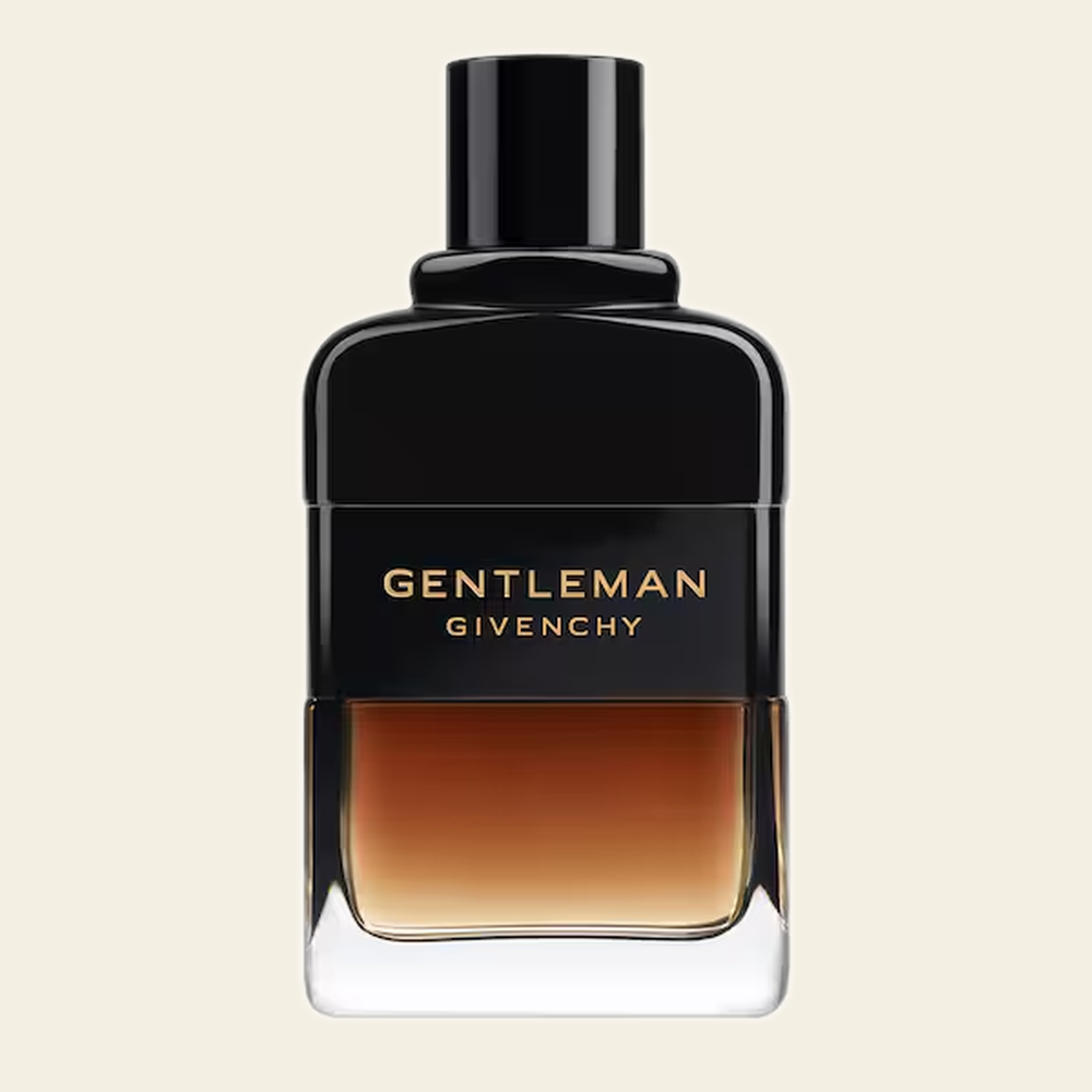 Flacon de parfum Gentleman Reserve Privée par Givenchy sur fond ivoire