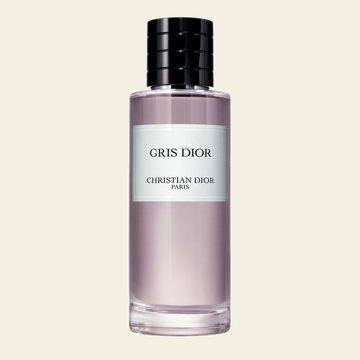Flacon de parfum Gris Dior par Dior sur fond ivoire