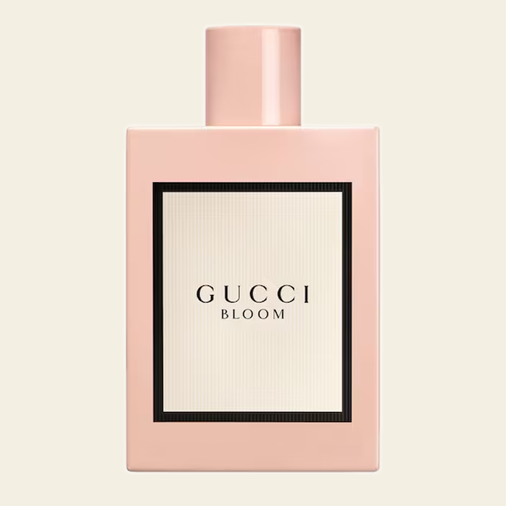 Flacon de parfum Gucci Bloom par Gucci sur fond ivoire