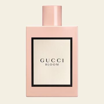 Flacon de parfum Gucci Bloom par Gucci sur fond ivoire