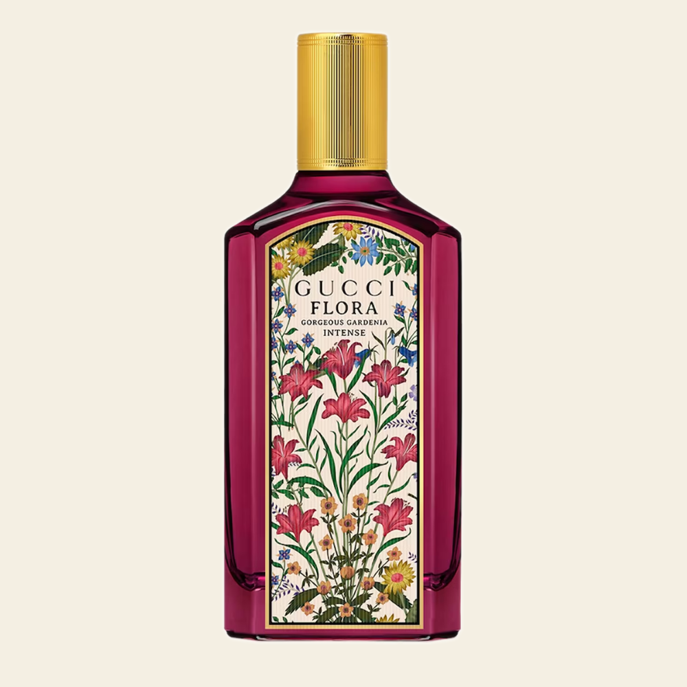 Flacon de parfum Flora Gorgeous Gardenia Intense par Gucci sur fond ivoire