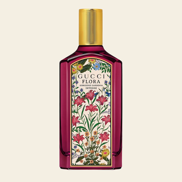 Flacon de parfum Flora Gorgeous Gardenia Intense par Gucci sur fond ivoire