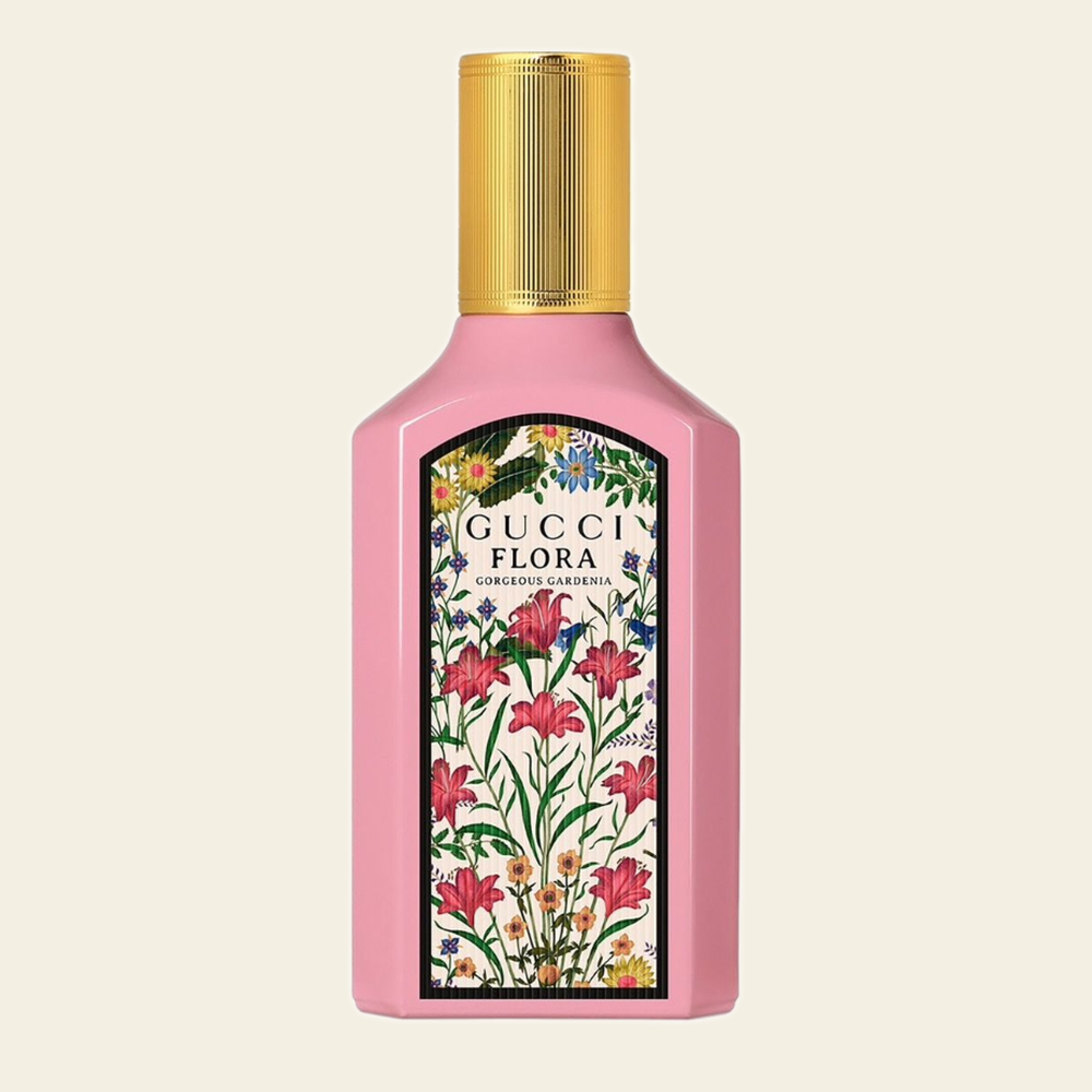 Flacon de parfum Flora Gorgeous Gardenia par Gucci sur fond ivoire