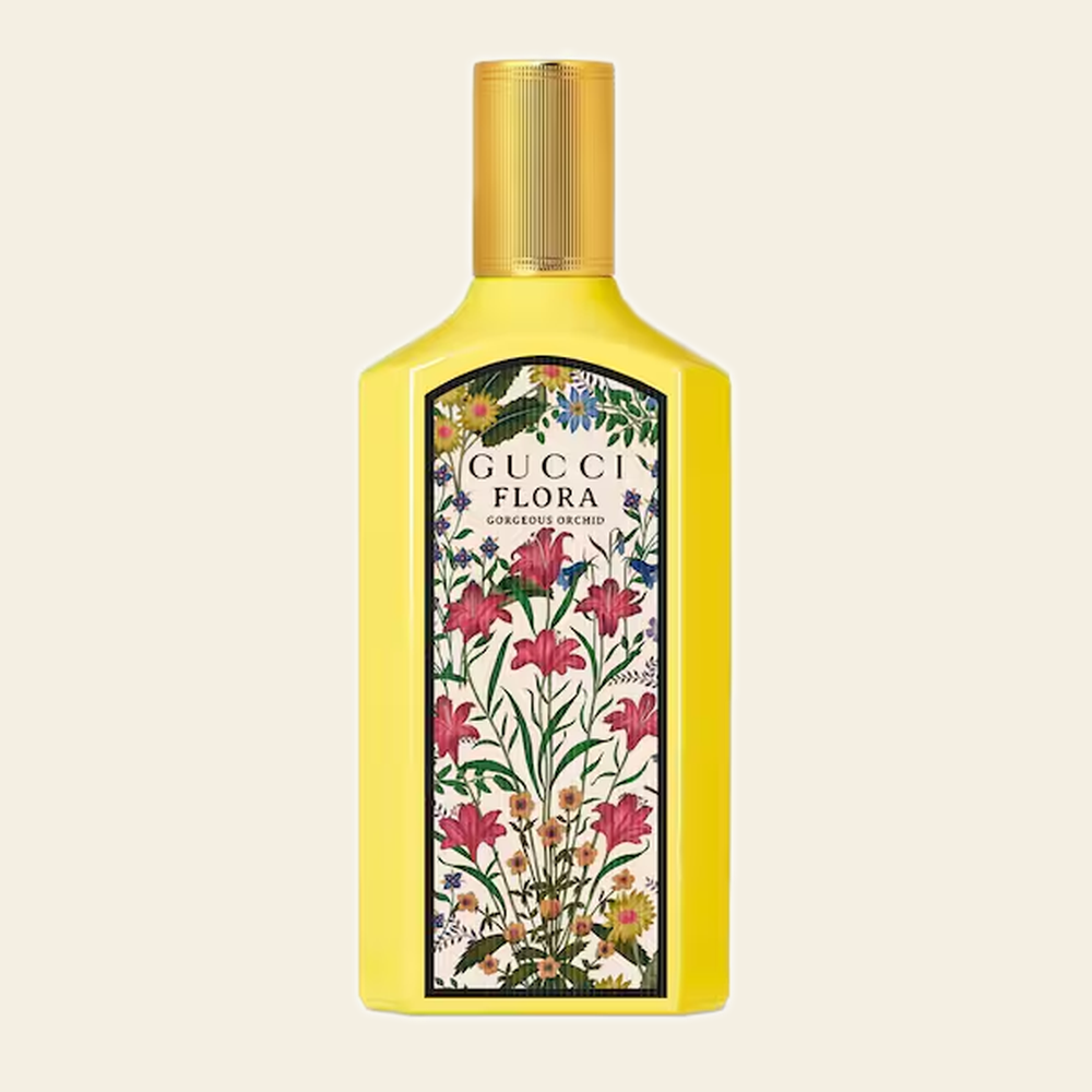 Flacon de parfum Flora Gorgeous Orchid par Gucci sur fond ivoire