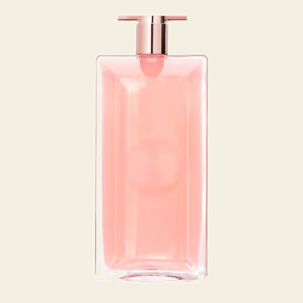 Flacon de parfum Idôle par Lancôme sur fond ivoire