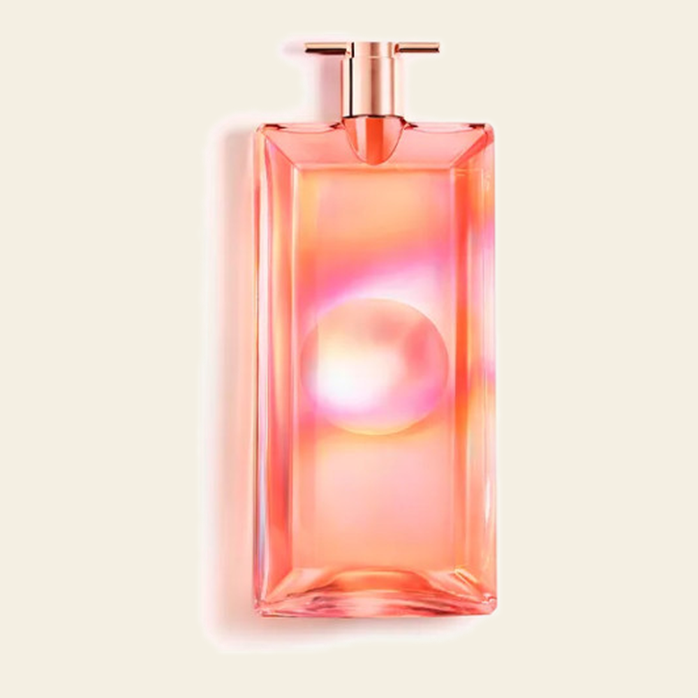 Flacon de parfum Idôle Nectar par Lancôme sur fond ivoire