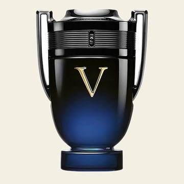 Flacon de parfum Invictus Victory Elixir par Rabanne sur fond ivoire