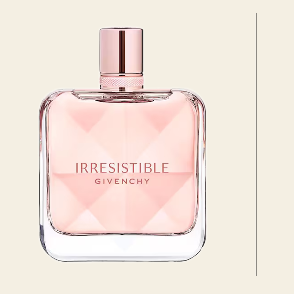 Flacon de parfum Irresistible par Givenchy sur fond ivoire