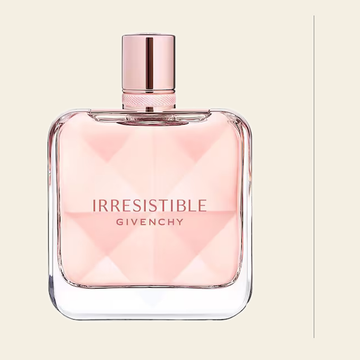 Flacon de parfum Irresistible par Givenchy sur fond ivoire