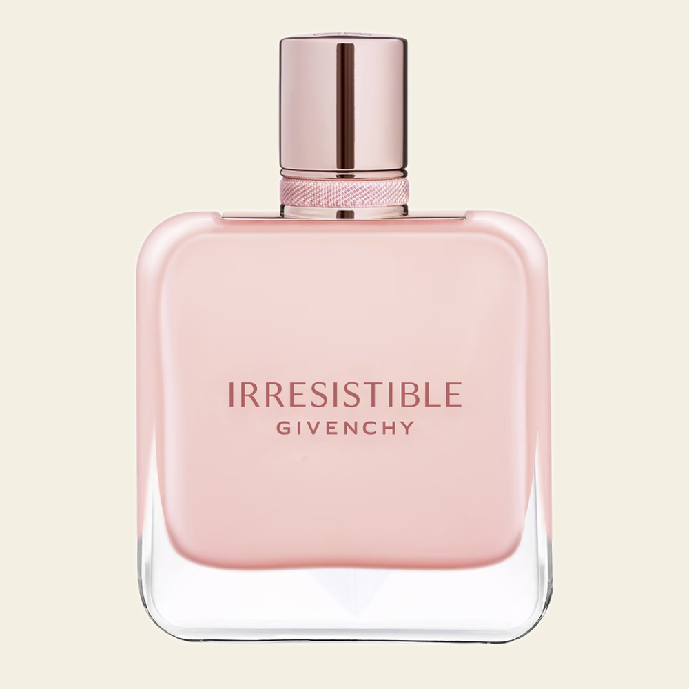 Flacon de parfum Irrésistible Rose Velvet par Givenchy sur fond ivoire