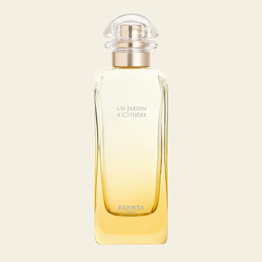 Flacon de parfum Un Jardin à Cythère par Hermès sur fond ivoire