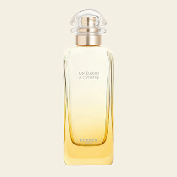 Flacon de parfum Un Jardin à Cythère par Hermès sur fond ivoire