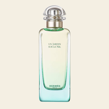 Flacon de parfum Un Jardin sur Le Nil par Hermès sur fond ivoire