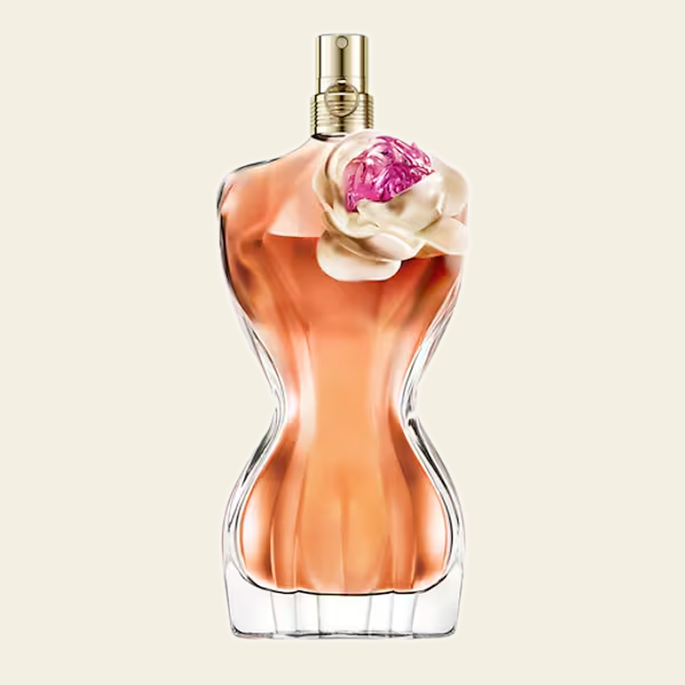 Flacon de parfum La Belle Flower Edition par Jean Paul Gaultier sur fond ivoire
