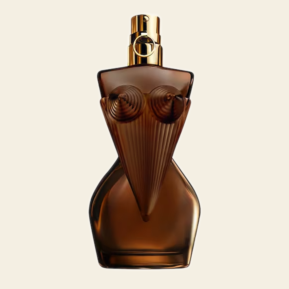 Flacon de parfum Divine Elixir par Jean Paul Gaultier sur fond ivoire