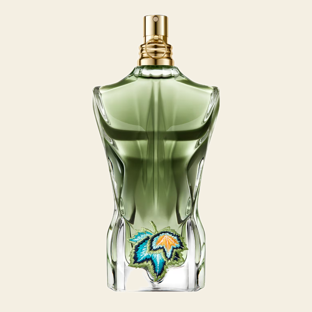 Flacon de parfum Le Beau Paradise Garden par Jean Paul Gaultier sur fond ivoire