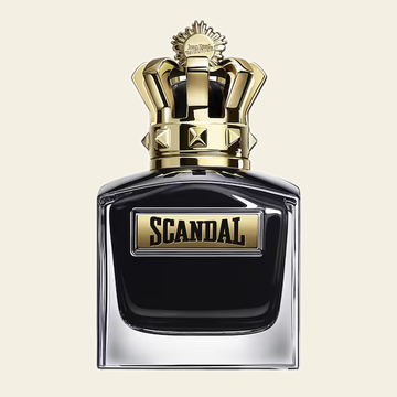 Flacon de parfum Scandal Pour Homme Le Parfum par Jean Paul Gaultier sur fond ivoire