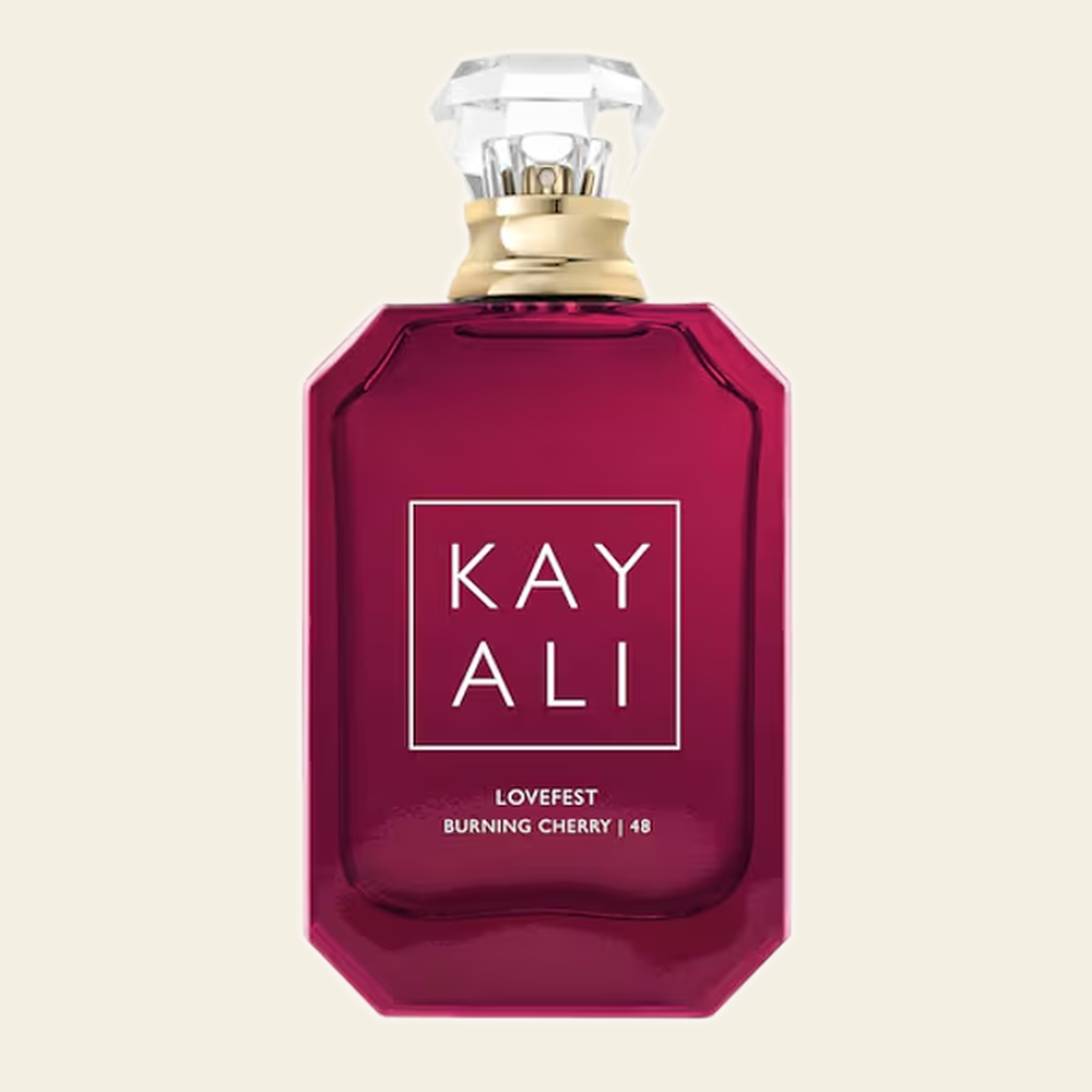 Flacon de parfum Lovefest Burning Cherry | 48 par Kayali sur fond ivoire