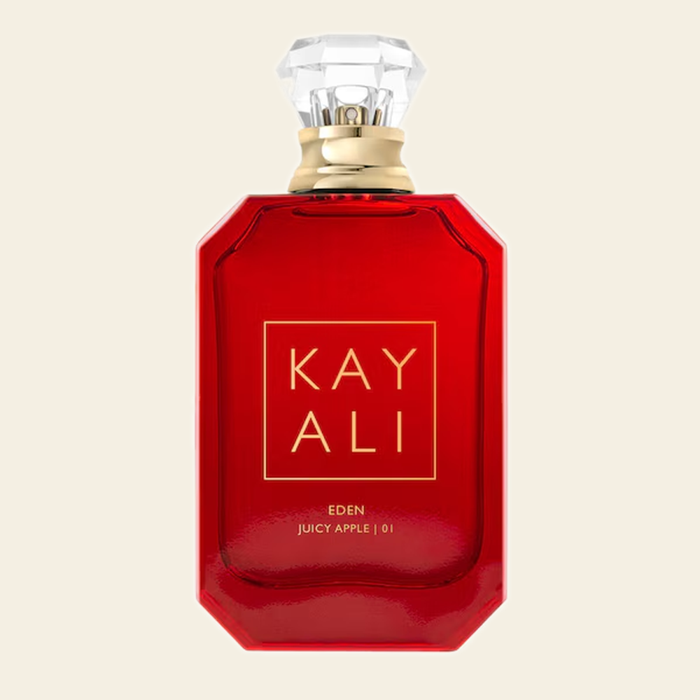 Flacon de parfum Eden Juicy Apple | 01 par Kayali sur fond ivoire