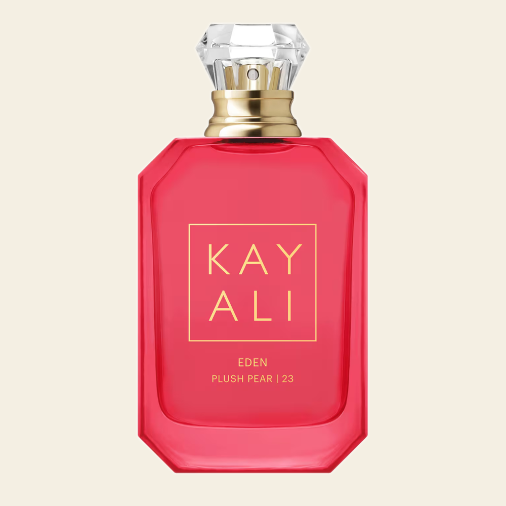 Flacon de parfum Eden Plush Pear par Kayali sur fond ivoire